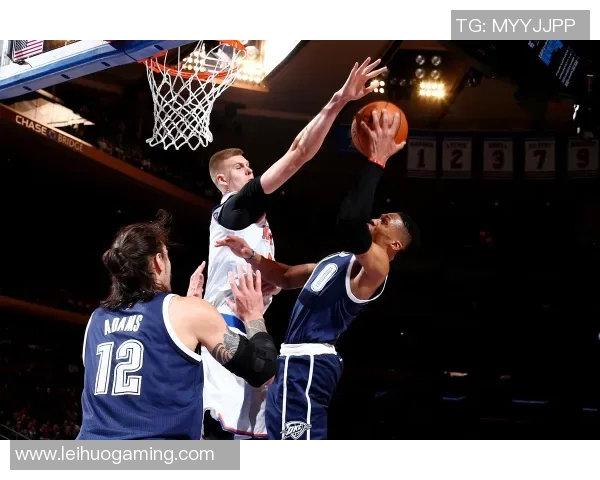 姚明在比赛中扣篮瞬间的精彩特写展现了他的力量与优雅 姚明在比赛中扣篮瞬间的精彩特写展现了他的力量与优雅