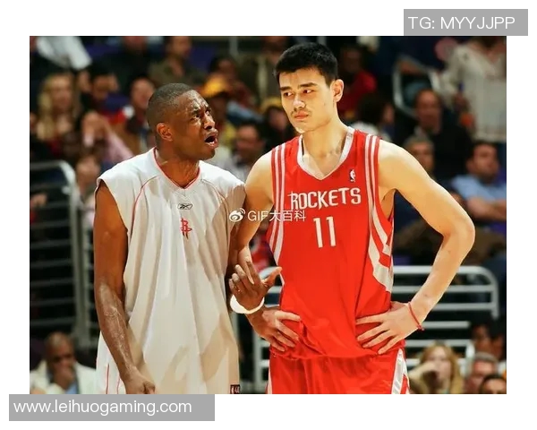 姚明与加内特的巅峰对决：两位巨星的传奇篮球生涯与影响力解析