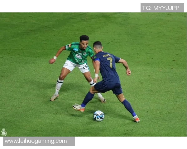 国王杯激战波尔图与那不勒斯握手言和绝杀瞬间引发全场热烈反响 国王杯激战波尔图与那不勒斯握手言和绝杀瞬间引发全场热烈反响